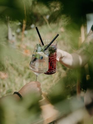 Předpověď hlásí déšť? Ideální důvod začít víkend už dneska večer se sklenkou vína. Na zdraví! 🍷🌧