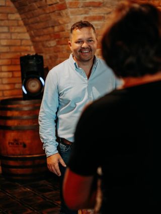 Na sociálních sítích se moc neukáže… Spíš ho potkáte mezi vinicemi nebo u sudů. Ale bez něj by naše víno nebylo tím, čím...