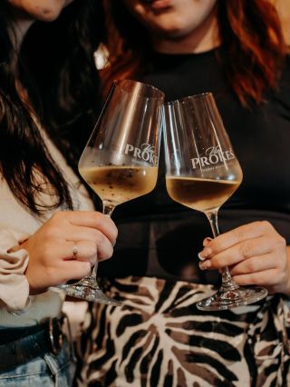 💫 Na zdraví těm nejlepším momentům, ty začínají u skleničky dobrého vína 🍷✨