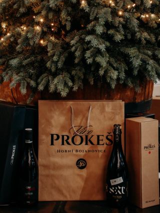 Přátelé, kamarádi, zákazníci 🎄 za celé Vinařství Prokeš vám přejeme krásné a klidné Vánoce. Doufáme, že pod stromečkem...